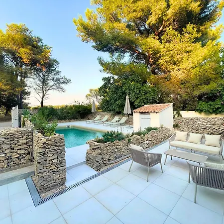 Apartment Clos Mahistre, 4 Etoiles, Clim & Piscine Nimes